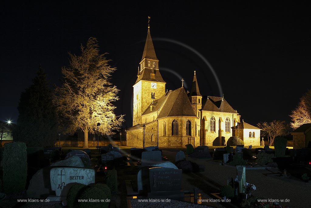 Zuelpich-Duerscheven, Kirche St. Gereon, der zweischiffige Bruchsteinbau mit dreiseitig geschlossenem Chor wurde Anfang des 16. Jahrhunderts erbaut, Nachtaufnahme; Zuelpich-Duerscheven, church St. Gereon, night image. 