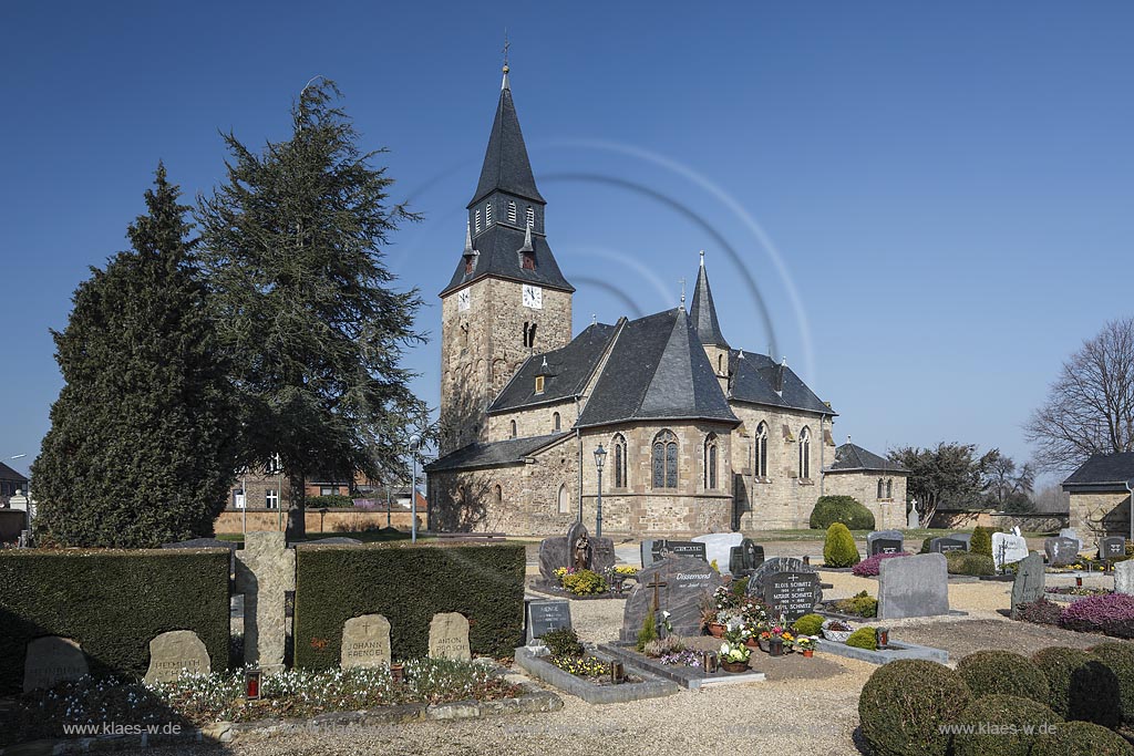 Zuelpich-Duerscheven, Kirche St. Gereon, der zweischiffige Bruchsteinbau mit dreiseitig geschlossenem Chor wurde Anfang des 16. Jahrhunderts erbaut; Zuelpich-Duerscheven, church St. Gereon.