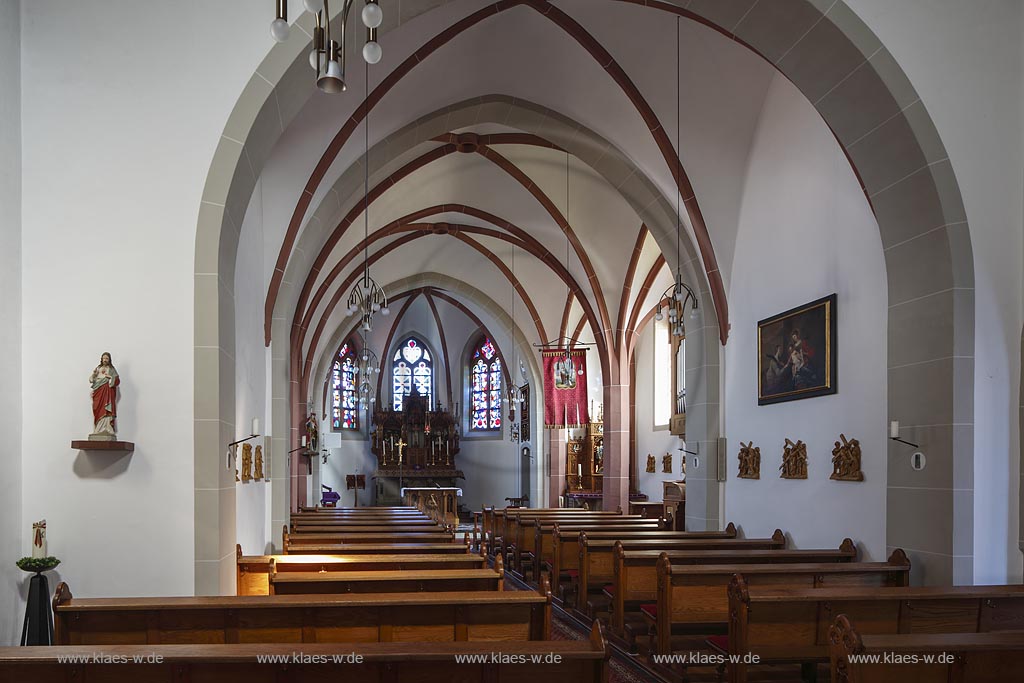 Zuelpich-Duerscheven, Blick in den Innenraum der Kirche St. Gereon, ein zweischiffiger Bruchsteinbau mit dreiseitig geschlossenem Chor. Sie wurde Anfang des 16. Jahrhunderts erbaut; Zuelpich-Duerscheven, church St. Gereon.