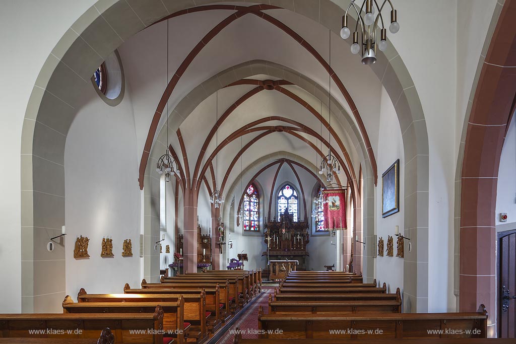 Zuelpich-Duerscheven, Blick in den Innenraum der Kirche St. Gereon, ein zweischiffiger Bruchsteinbau mit dreiseitig geschlossenem Chor. Sie wurde Anfang des 16. Jahrhunderts erbaut; Zuelpich-Duerscheven, church St. Gereon.