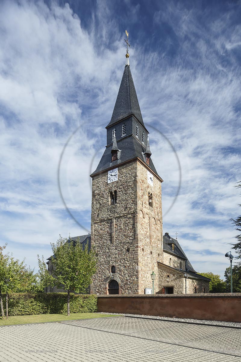 Zuelpich-Duerscheven, Kirche St. Gereon, der zweischiffige Bruchsteinbau mit dreiseitig geschlossenem Chor wurde Anfang des 16. Jahrhunderts erbaut; Zuelpich-Duerscheven, church St. Gereon.