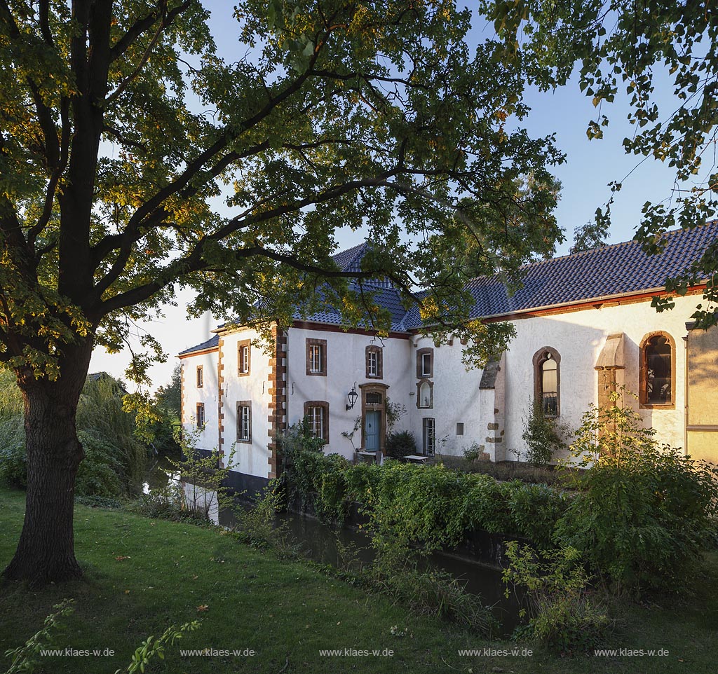 Zuelpich-Enzen, Kloster Antonigartzem, das Klostergebaeude selbst stammt weitgehend aus der 2. Haelfte des 17. Jahrhunderts; Zuelpich-Enzen, abbey Kloster Antonigartzem.