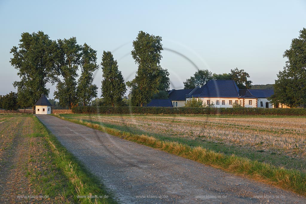 Zuelpich-Enzen, Kloster Antonigartzem, das Klostergebaeude selbst stammt weitgehend aus der 2. Haelfte des 17. Jahrhunderts; Zuelpich-Enzen, abbey Kloster Antonigartzem.