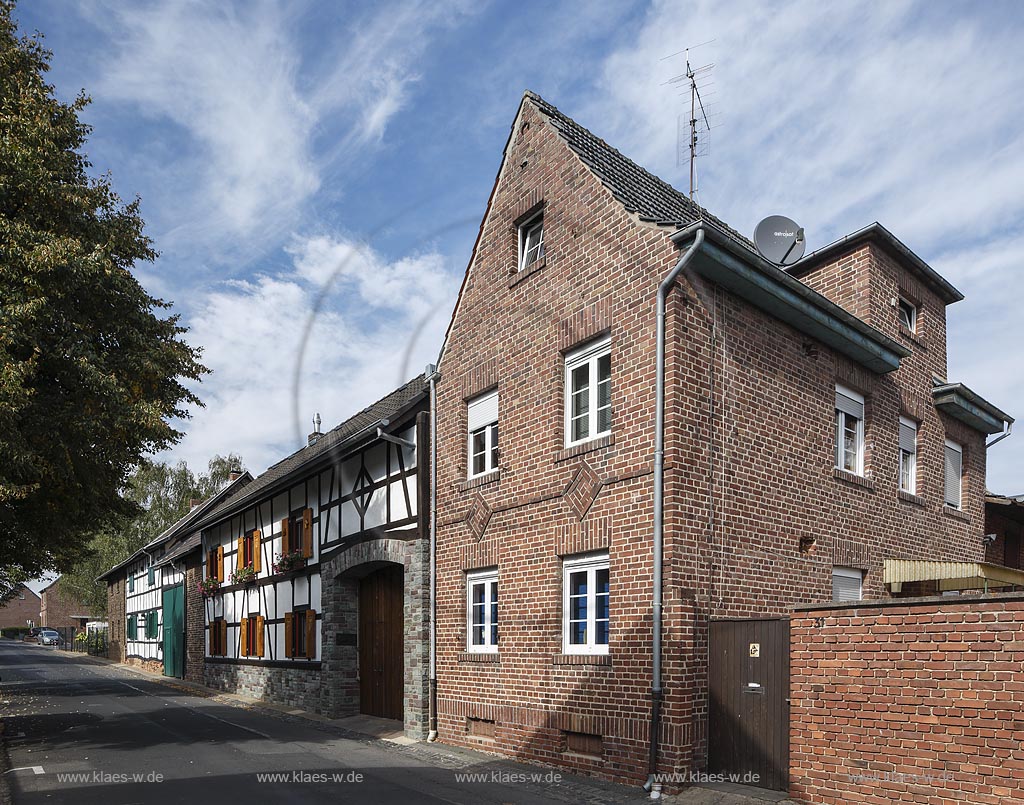 Zuelpich Enzen, Albert-Schweitzer-Strasse 27, Hofanlage aus zweigeschossigem Fachwerkwohnhaus und Backsteinwirtschaftsgebaeuden; Zuelpich Enzen, street Albert-Schweitzer-Strasse 27, homestead composed of a two-story frame house and a brick estate building.