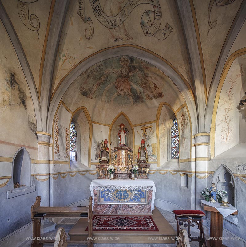 Zuelpich-Enzen, Alte Apsis, um 1200, Innenansicht mit Altar und Fresken; Zuelpich-Enzen,old apsis interior view with altar and fresco.