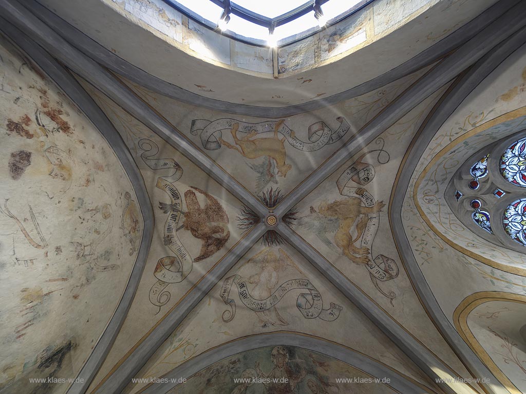 Zuelpich-Enzen, Alte Apsis, um 1200, Innenansicht Gewoelbe mit und Fresken; Zuelpich-Enzen, old apsis interior view to arch with fresco.