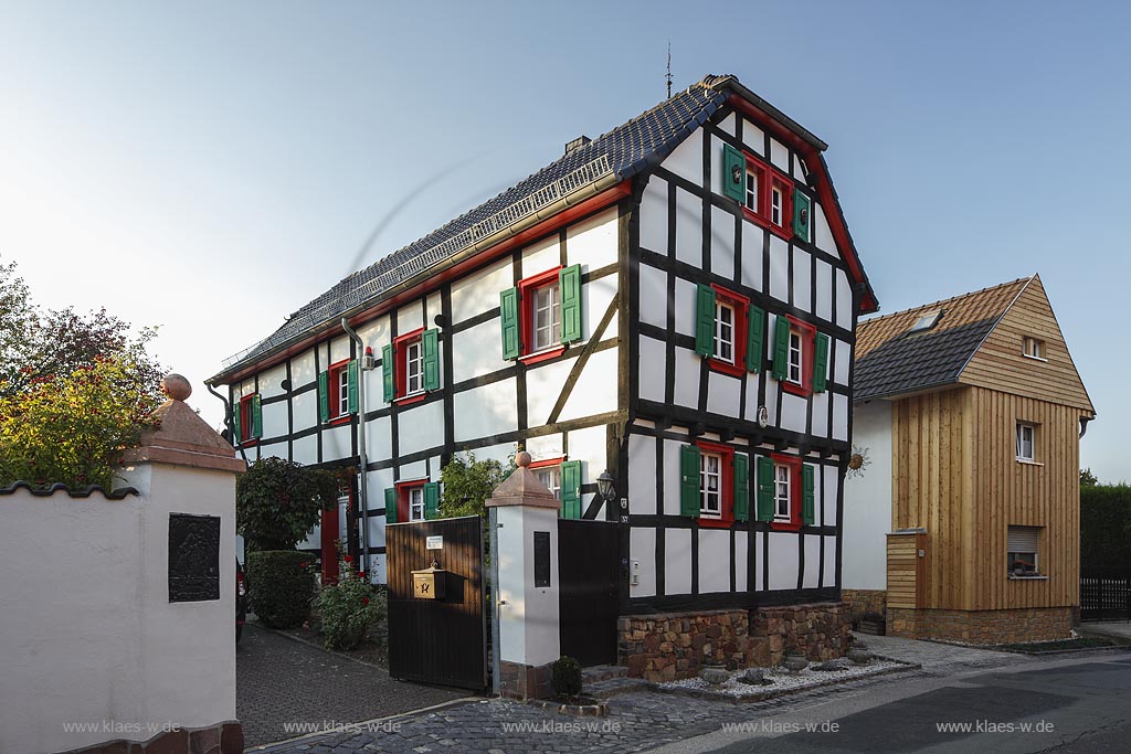 Zuelpich-Enzen, Fachwerkhaus Theudebertstrasse 48; Zuelpich-Enzen, frame house Theudebertstrasse 48.