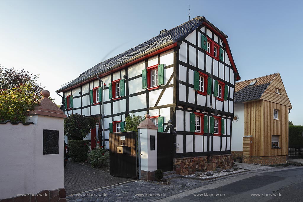 Zuelpich-Enzen, Fachwerkhaus Theudebertstrasse 48; Zuelpich-Enzen, frame house Theudebertstrasse 48.