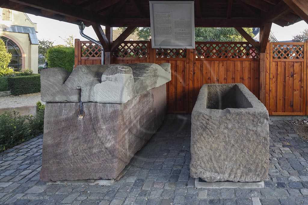 Zuelpich-Enzen, zwei roemische Sarkophage auf dem Friedhof der katholischen Pfarrkirche Sankt Kunibert; Zuelpich-Enzen, roman sarcophagi at cemetery of church St. Kunibert.