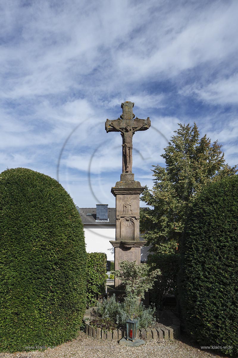 Zuelpich-Enzen, St. Kunibert-Friedhof mit Steinkreuz; Zuelpich-Enzen, cemetery St. Kunibert-Friedhof with cross Steinkreuz.