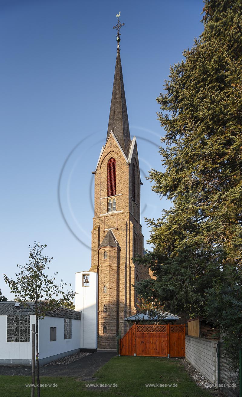 Zuelpich-Enzen, Pfarrkirche St. Kunibert, die 1902 erbaute heutige dreijochige neugotische Backsteinsaalkirche mit verschiefertem Dach; Zuelpich-Enzen, parish church St Kunibert. 