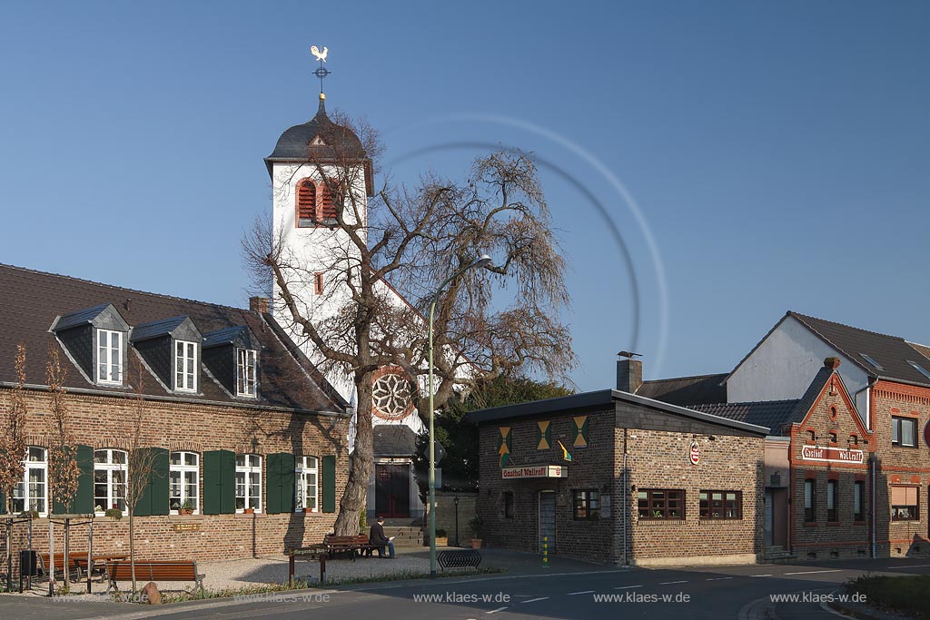 Zuelpich-Hoven, alte Schule mit Kirche St. Margareta Hoven; Zuelpich-Hoven, old school with church St. Margareta Hoven.
