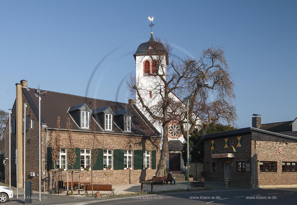 Zuelpich-Hoven, alte Schule mit Kirche St. Margareta Hoven; Zuelpich-Hoven, old school with church St. Margareta Hoven.