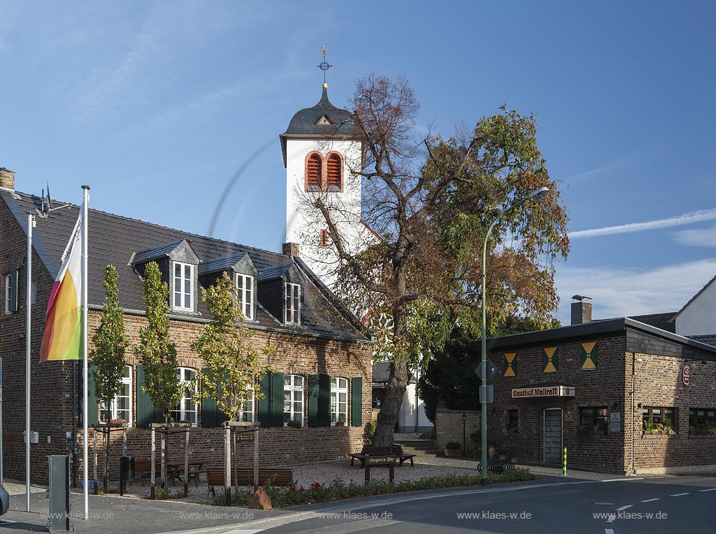 Zuelpich-Hoven, alte Schule mit Kirche St. Margareta Hoven; Zuelpich-Hoven, old school with church St. Margareta Hoven.