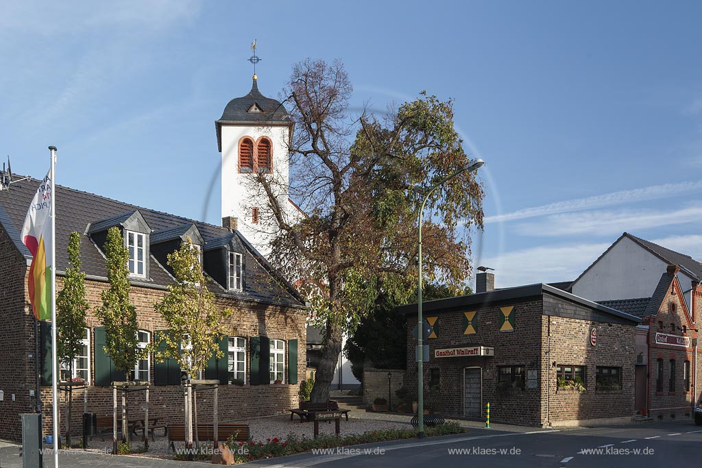 Zuelpich-Hoven, alte Schule mit Kirche St. Margareta Hoven; Zuelpich-Hoven, old school with church St. Margareta Hoven.