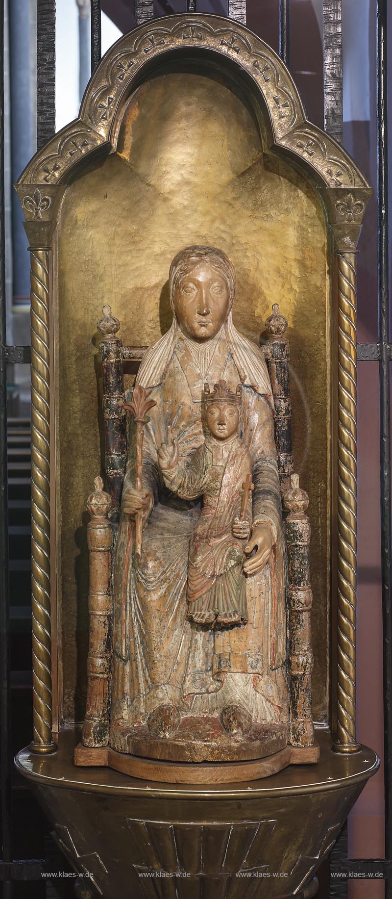 Zuelpich Hoven, "Hovener Madonna" in der Klosterkirche von Kloster Marienborn, einem ehemaliges Zisterzienserinnenkloster. die Hovener Madonna ist eine der bedeutendsten romanischen Skulpturen des Rheinlandes aus dem 12. Jahrhundert; Zuelpich Hoven, sculpture "Hovener Madonna" in cloisterchurch of cloister Marienborn. 