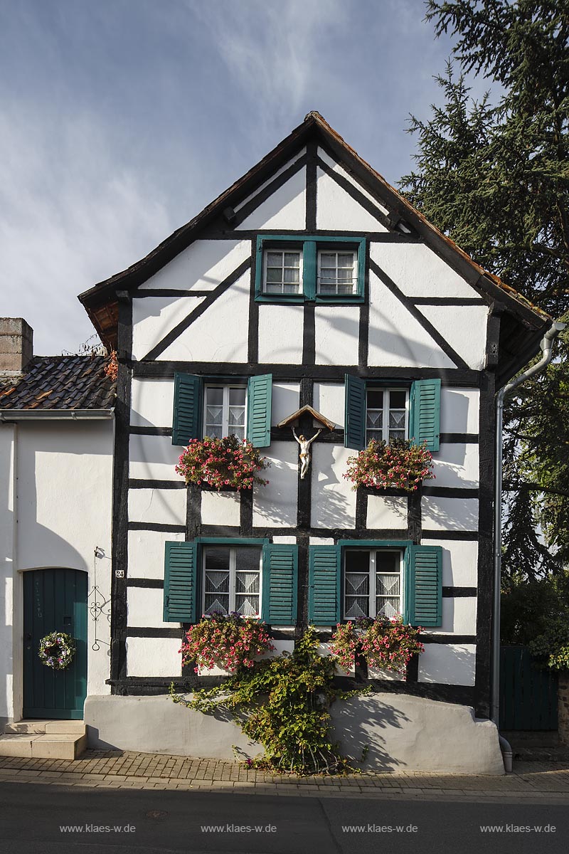 Zuelpich-Juntersdorf, Fachwerkhaus in der Andreasstrasse  24; Zuelpich-Juntersdorf, frame house in the street Andreasstrasse 24.