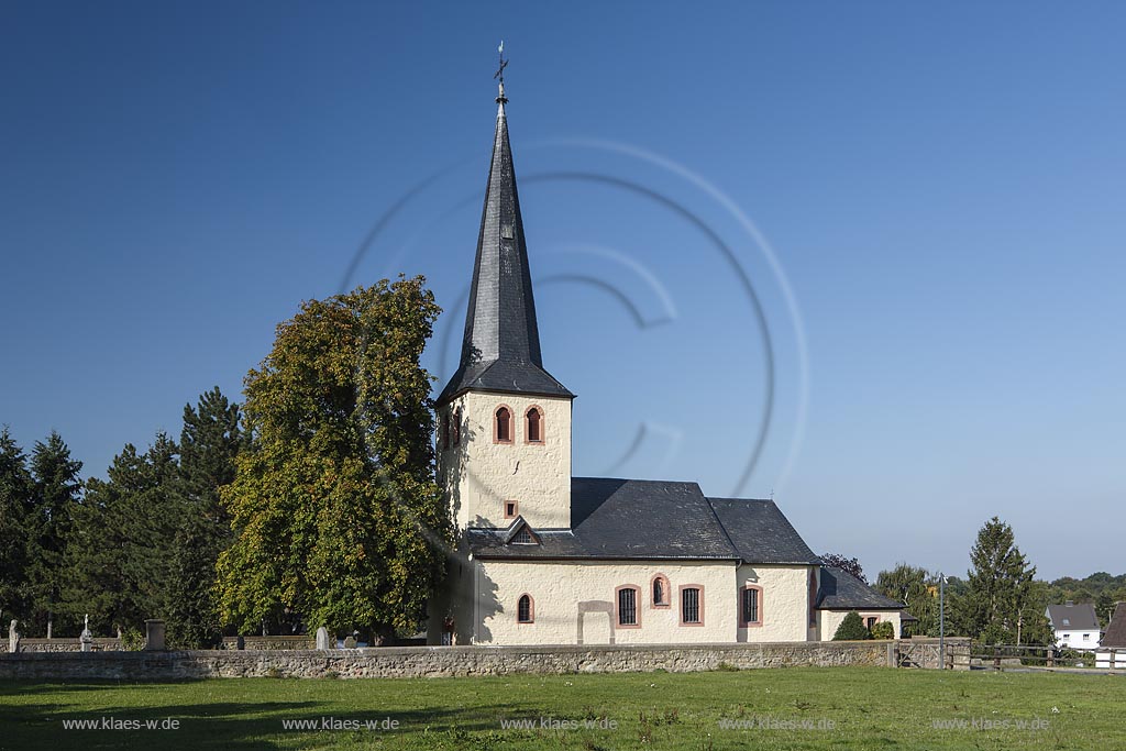 Zuelpich-Juntersdorf, katholische Rektoratskirche St. Gertrudis Kirche, geht auf eine fraenkische Gruendung als Koenigskapelle zurueck, ihr romanischer Kern stammt aus dem 12 Jh., Chor und Turm stammen aus dem 15./16. Jh. und die Sakristei aus dem 18./19. Jh.; Zuelpich-Juntersdorf, catholic church St. Gertrudis-Kirche.