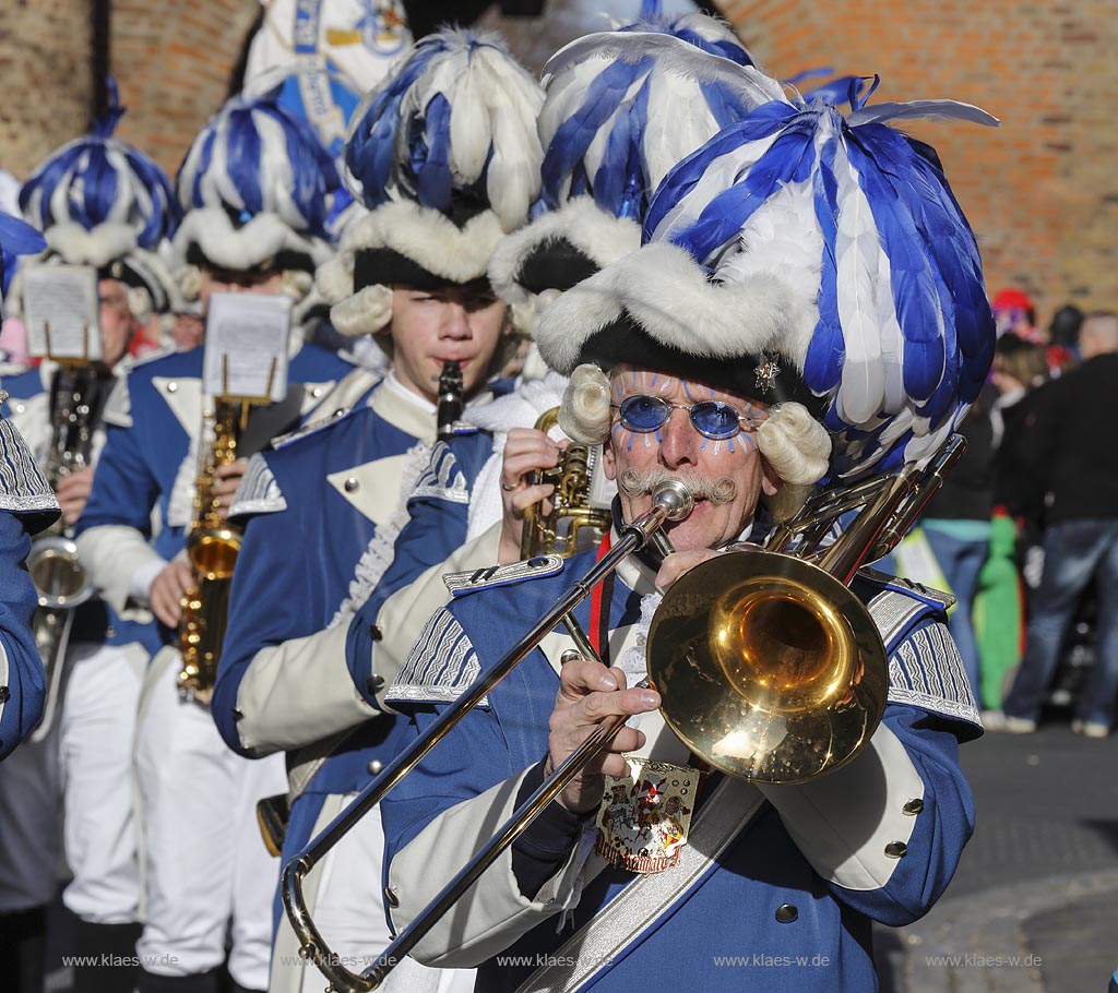 Zuelpich, Karnevalisten "Blaue Funken Zuelpich" Musikzug Trompeter, Rosenmontagszug; Zuelpich carnival at towngate "Koelntor", trumpeter