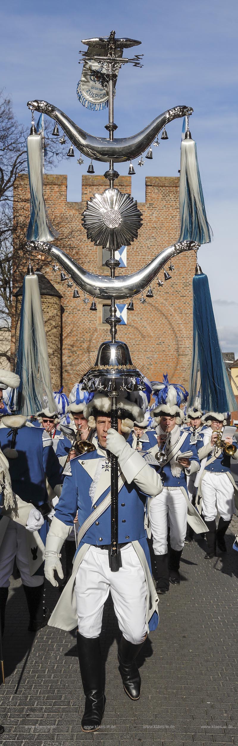 Zuelpich, Karnevalisten "Blaue Funken Zuelpich" Musikzug Trompeter, Rosenmontagszug; Zuelpich carnival at towngate "Koelntor", trumpeter