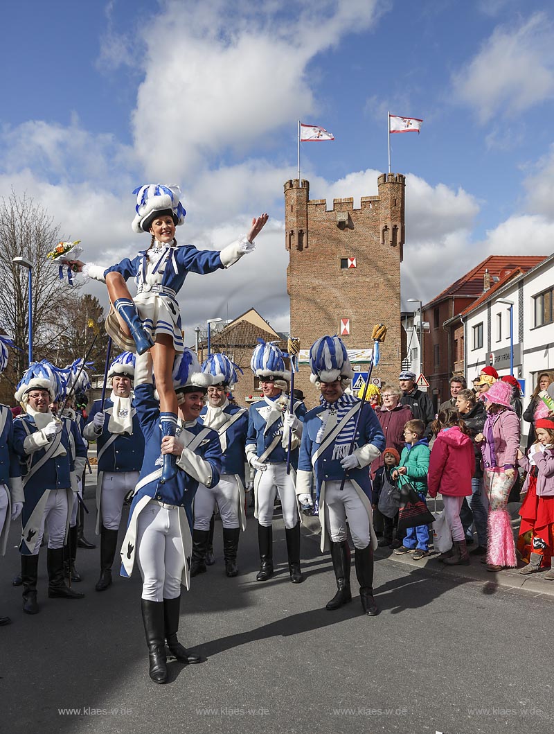 Zuelpich Rosenmontagszug, Blaue Funken vor Muenstertor; Zuelpich; Zuelpich carnival with town gate Muenstertor