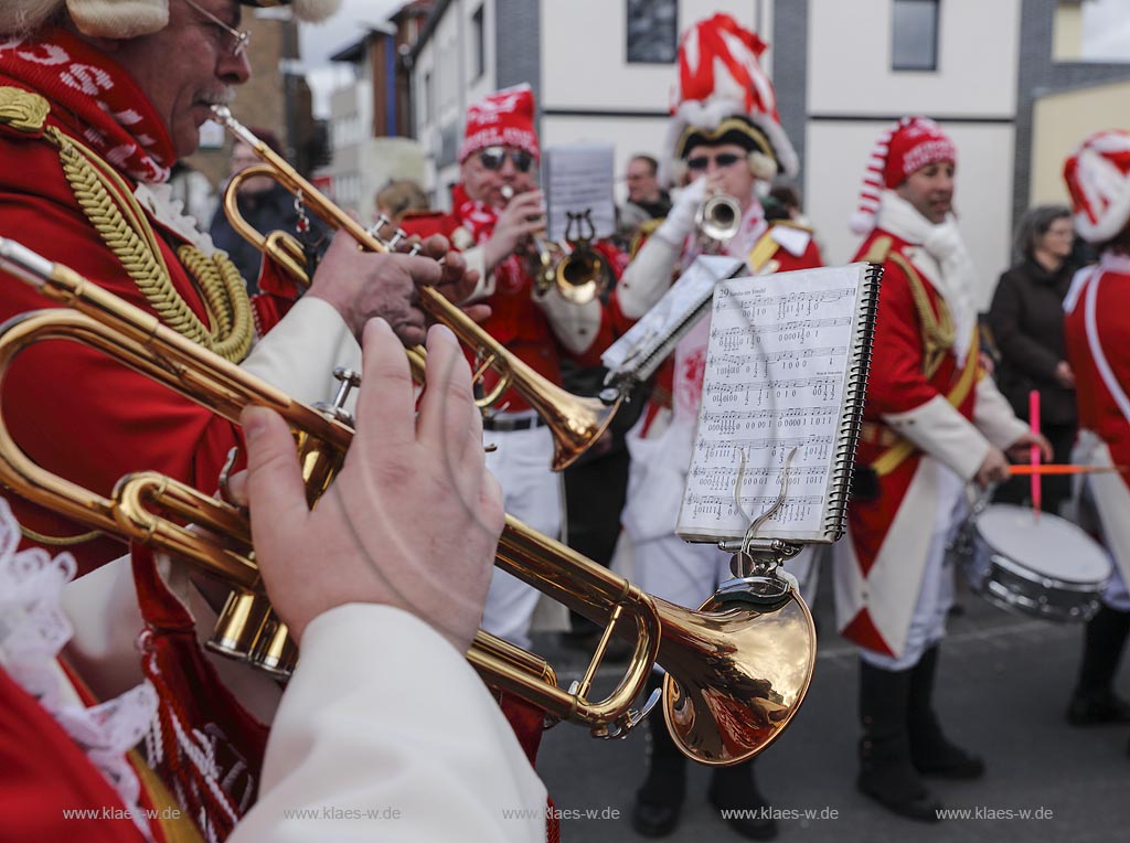 Zuelpich, Rosenmontagszug, Karnevalisten, "Funken Rot Weiss Duerscheid" Musikgruppe mit Trompeten; Zuelpich carnival musicians, trumpeter.