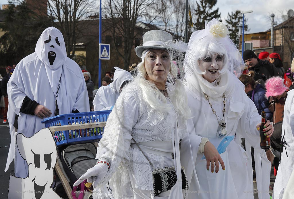 Zuelpich, Karnevalisten, verkleidet als Gespensterr, Rosenmontagszug; Zuelpich carnival, masked as ghost.