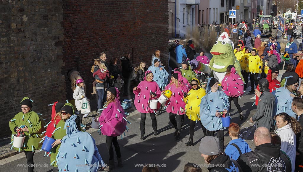 Zuelpich, Karnevalisten am Koelntor, Rosenmontagszug; Zuelpich carnival at towngate "Koelntor"