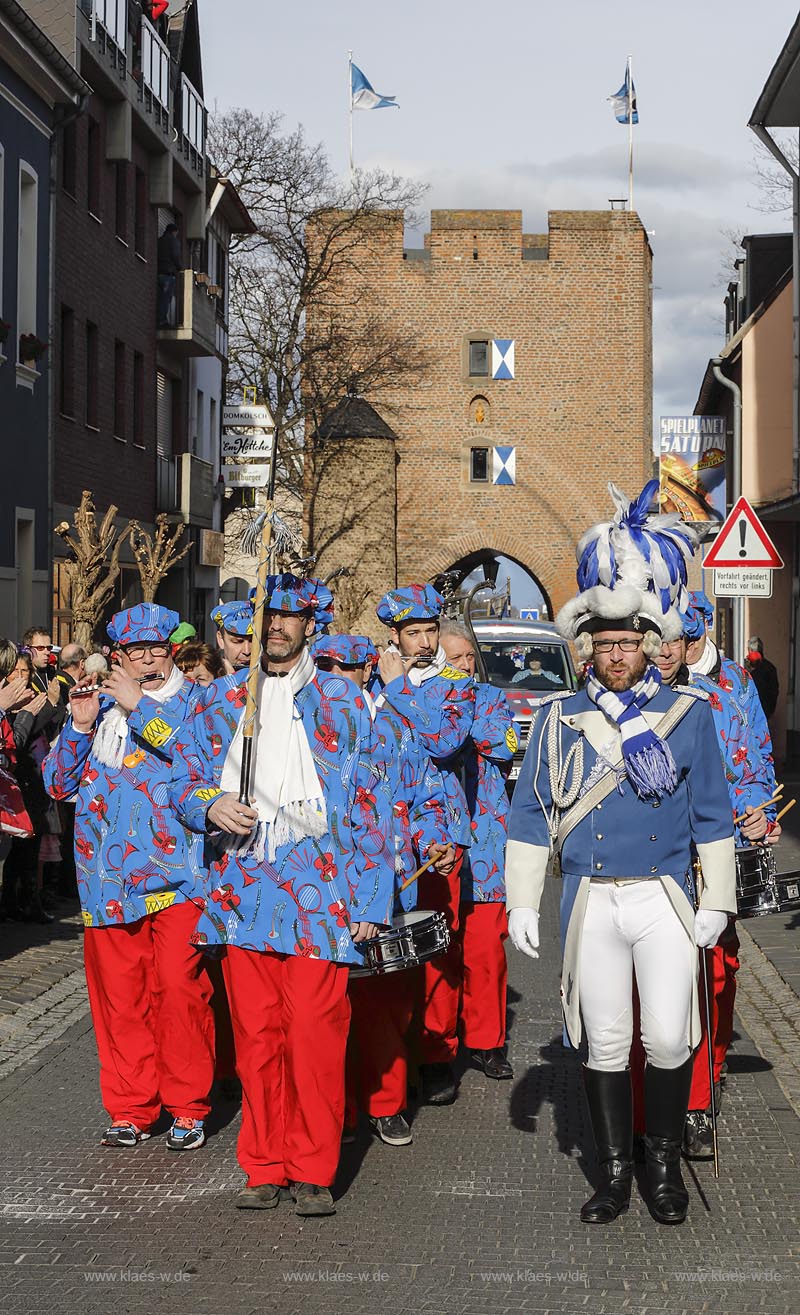 Zuelpich, Karnevalisten vor Koelntor, Rosenmontagszug; Zuelpich carnival with towngate "Koelntor" in the background.