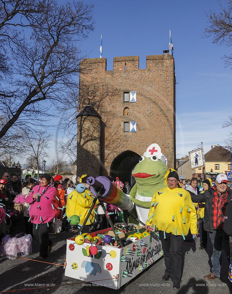 Zuelpich, Karnevalisten am Koelntor, Rosenmontagszug; Zuelpich carnival at towngate "Koelntor" 