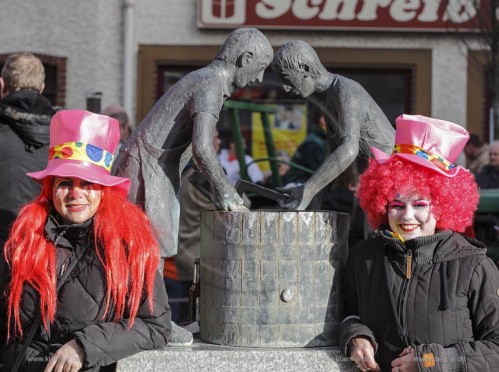 Zuelpich, Zuschauer, Jecke beim Rosenmontagszug mit Papiermacherbrunnen; Zuelpich viewer on carnival with fountain "Papiermacherbrunnen"