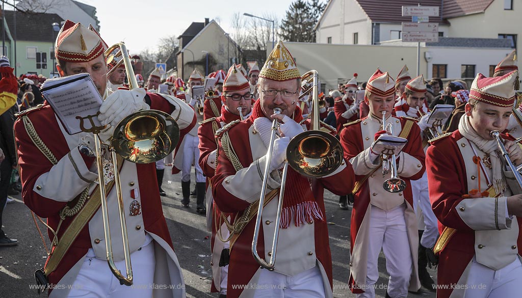 Zuelpich, Karnevalisten, Prinzengarde Musikgruppe beim Rosenmontagszug; Zuelpich carnival, trumpeter musician