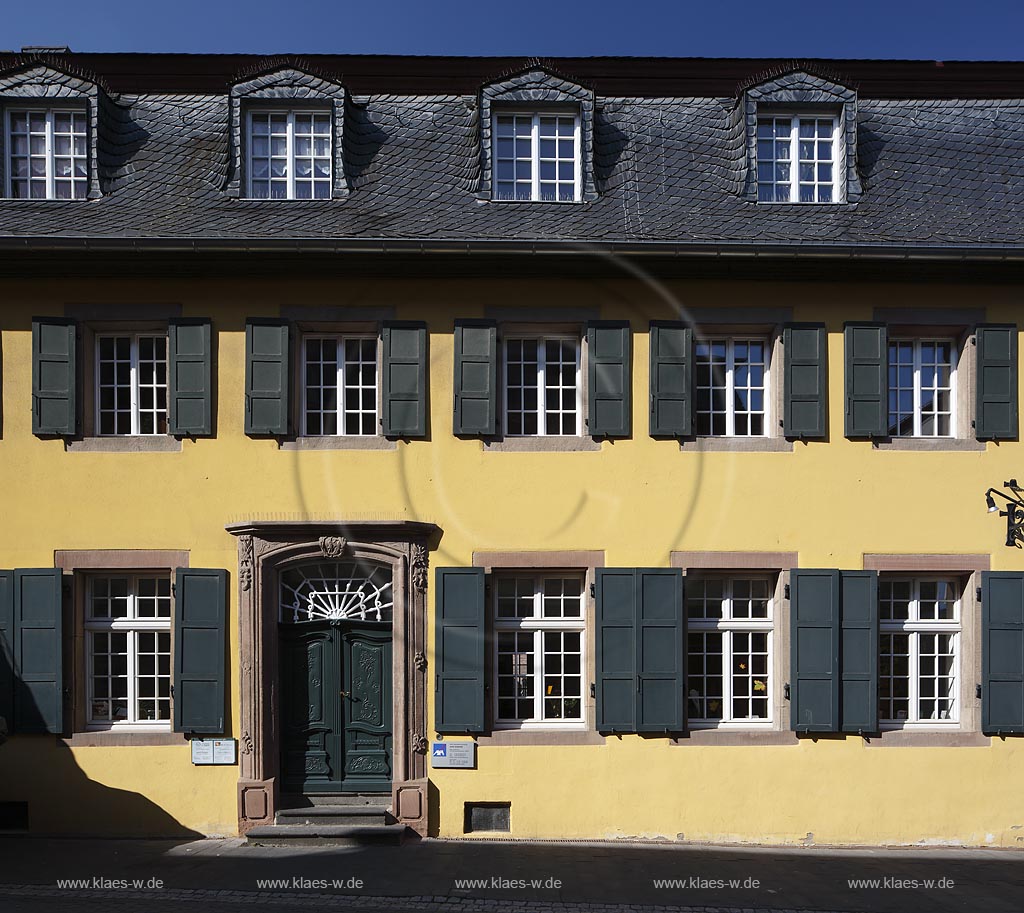 Zuelpich, Koelnstrasse 29,zweigeschossiger, verputzter, barocker Massivbau unter Mansarddach um 1780; Zuelpich, street Koelnstrasse 29, baroque solid building with a kerb roof.