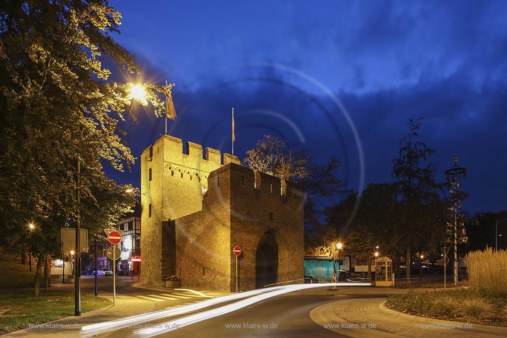 Zuelpich, Koelntor zurBlauen Stunde; Zuelpich, town gate Koelntor at blue hour.