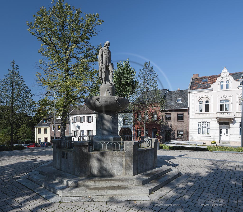 Zuelpich, Brunnen mit Kriegerdenkmal auf dem alten Marktplatz; Zuelpich, fountain with war memorial at the square alter Marktplatz.