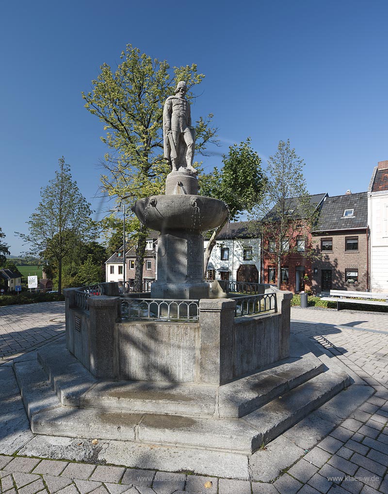 Zuelpich, Brunnen mit Kriegerdenkmal auf dem alten Marktplatz; Zuelpich, fountain with war memorial at the square alter Marktplatz.