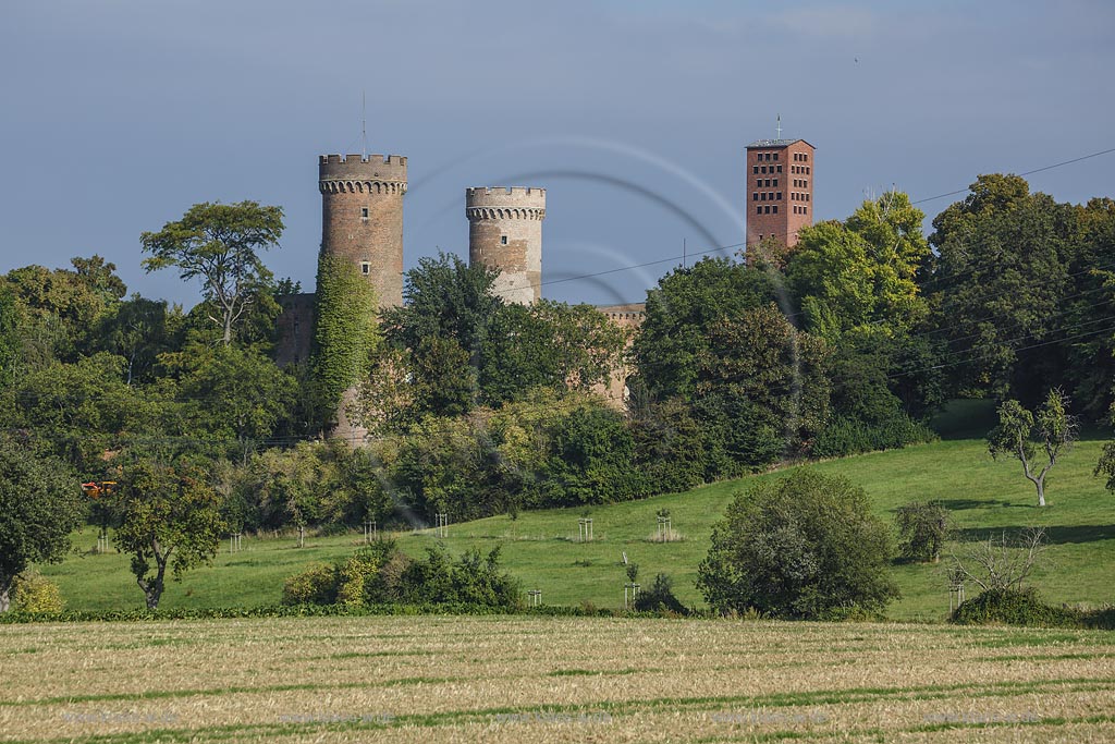 Zuelpich, Kurkoelnische Landesburg, sie wurde Ende des 14. Jahrhunderts errichtet und zaehlt zu den klassischen Kastellburgen, rechts im Bild Turm der Pfarrkirche St. Peter; Zuelpich, castle Kurkoelnische Landesburg and church spire of the parish church St. Peter.