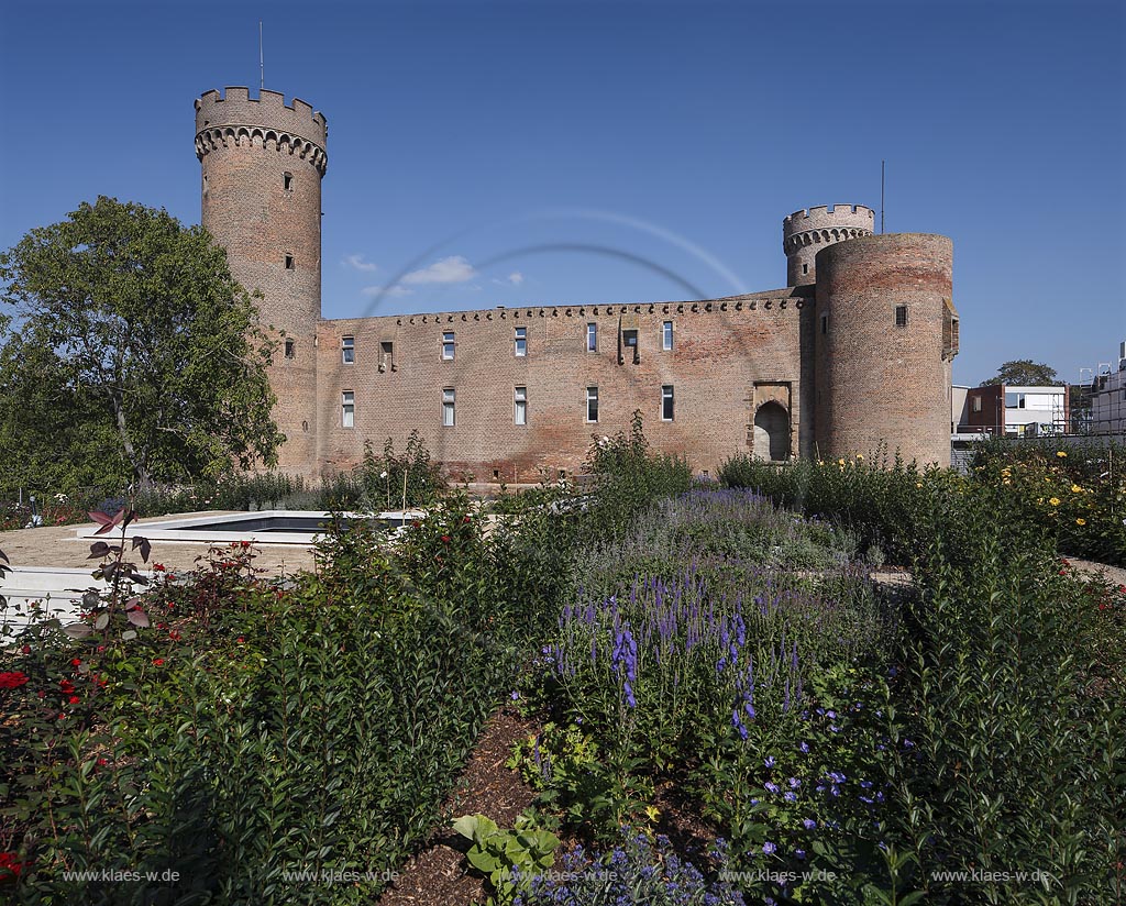 Zuelpich, Blick ueber Schaugaerten zur Kurkoelnischen Landesburg, sie wurde Ende des 14. Jahrhunderts errichtet und zaehlt zu den klassischen Kastellburgen; Zuelpich, castle Kurkoelnische Landesburg.