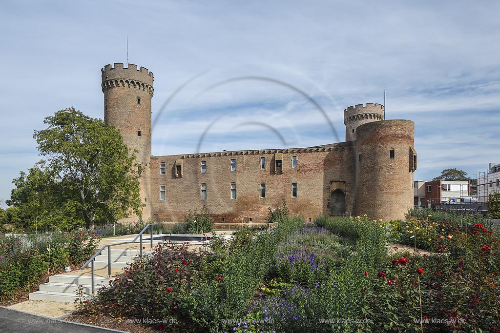 Zuelpich, Blick ueber Schaugaerten zur Kurkoelnischen Landesburg, sie wurde Ende des 14. Jahrhunderts errichtet und zaehlt zu den klassischen Kastellburgen; Zuelpich, castle Kurkoelnische Landesburg.