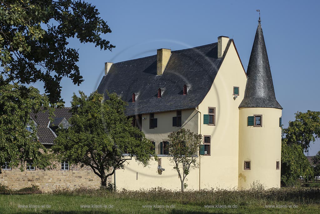 Zuelpich-Langendorf, Burg Langendorf, eine der besterhaltenen Wasserburgen des Rheinlandes, deren Urspruenge in das 12./13. Jahrhundert zurueckreichen;  Zuelpich-Langendorf, castle Burg Langendorf.