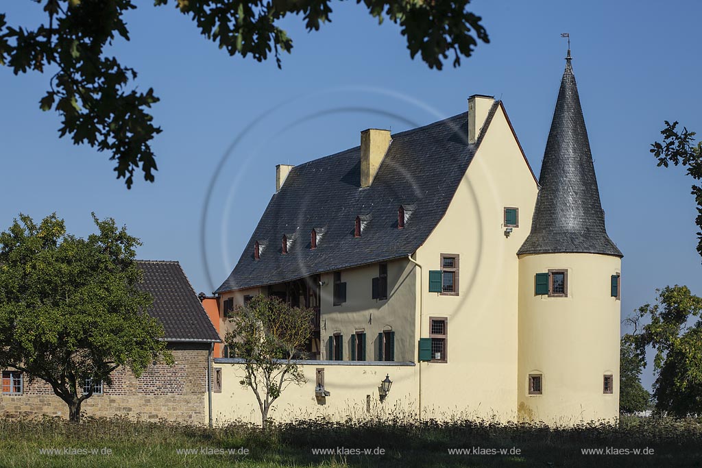 Zuelpich-Langendorf, Burg Langendorf, eine der besterhaltenen Wasserburgen des Rheinlandes, deren Urspruenge in das 12./13. Jahrhundert zurueckreichen;  Zuelpich-Langendorf, castle Burg Langendorf.