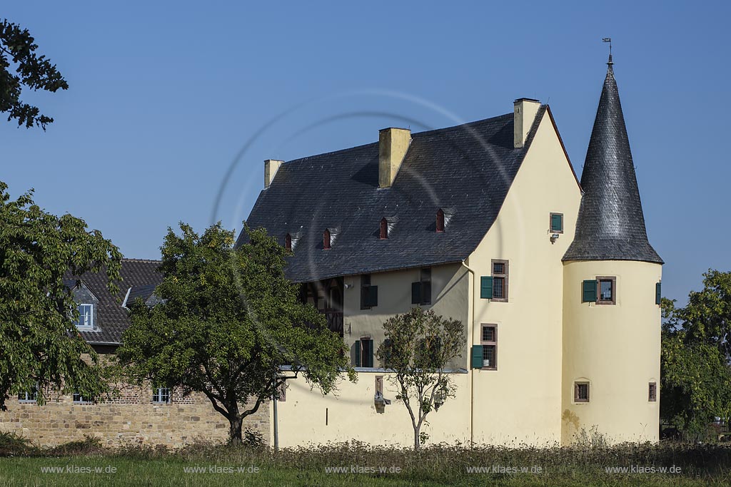 Zuelpich-Langendorf, Burg Langendorf, eine der besterhaltenen Wasserburgen des Rheinlandes, deren Urspruenge in das 12./13. Jahrhundert zurueckreichen;  Zuelpich-Langendorf, castle Burg Langendorf.