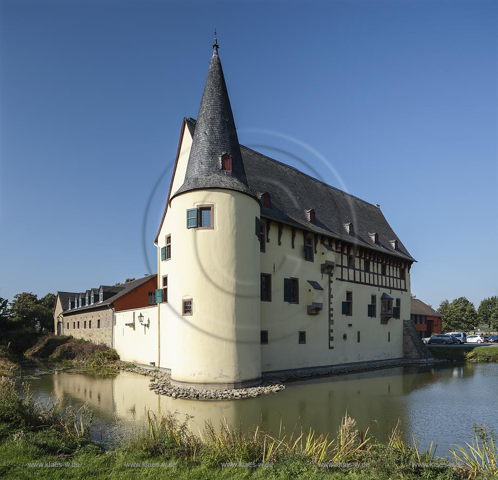 Zuelpich-Langendorf, Burg Langendorf, eine der besterhaltenen Wasserburgen des Rheinlandes, deren Urspruenge in das 12./13. Jahrhundert zurueckreichen;  Zuelpich-Langendorf, castle Burg Langendorf.