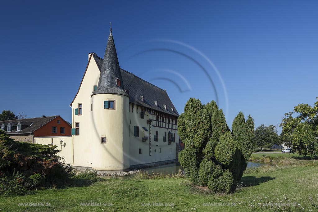 Zuelpich-Langendorf, Burg Langendorf, eine der besterhaltenen Wasserburgen des Rheinlandes, deren Urspruenge in das 12./13. Jahrhundert zurueckreichen;  Zuelpich-Langendorf, castle Burg Langendorf.