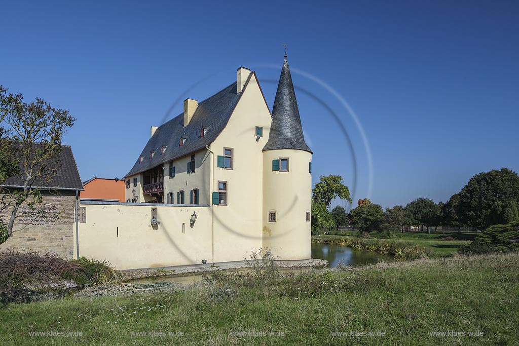 Zuelpich-Langendorf, Burg Langendorf, eine der besterhaltenen Wasserburgen des Rheinlandes, deren Urspruenge in das 12./13. Jahrhundert zurueckreichen;  Zuelpich-Langendorf, castle Burg Langendorf.