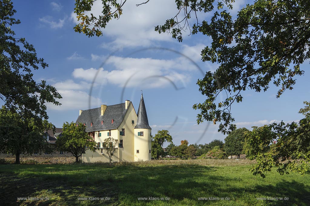 Zuelpich-Langendorf, Burg Langendorf, eine der besterhaltenen Wasserburgen des Rheinlandes, deren Urspruenge in das 12./13. Jahrhundert zurueckreichen;  Zuelpich-Langendorf, castle Burg Langendorf.