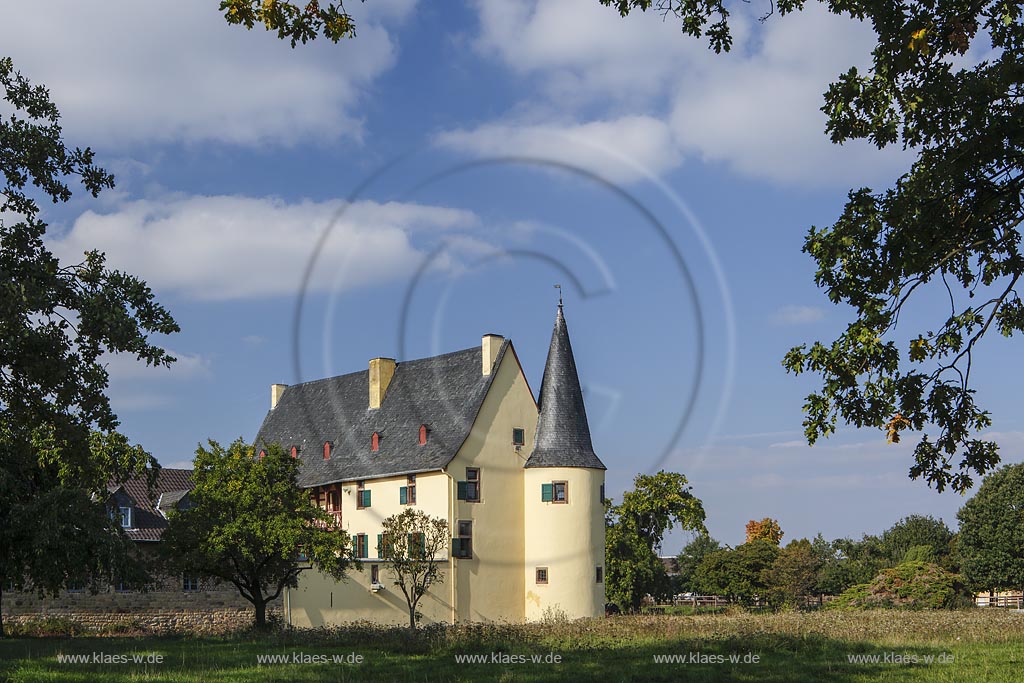 Zuelpich-Langendorf, Burg Langendorf, eine der besterhaltenen Wasserburgen des Rheinlandes, deren Urspruenge in das 12./13. Jahrhundert zurueckreichen;  Zuelpich-Langendorf, castle Burg Langendorf.