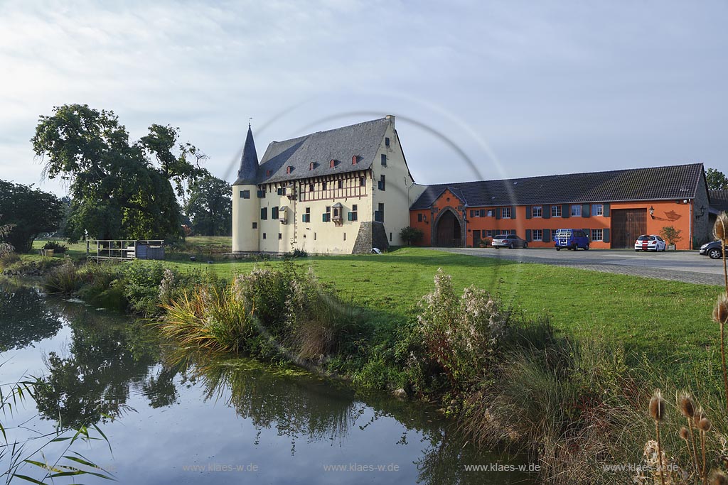 Zuelpich-Langendorf, Burg Langendorf, eine der besterhaltenen Wasserburgen des Rheinlandes, deren Urspruenge in das 12./13. Jahrhundert zurueckreichen;  Zuelpich-Langendorf, castle Burg Langendorf.