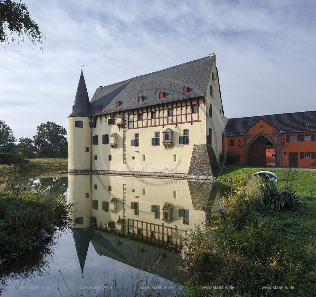 Zuelpich-Langendorf, Burg Langendorf, eine der besterhaltenen Wasserburgen des Rheinlandes, deren Urspruenge in das 12./13. Jahrhundert zurueckreichen;  Zuelpich-Langendorf, castle Burg Langendorf.