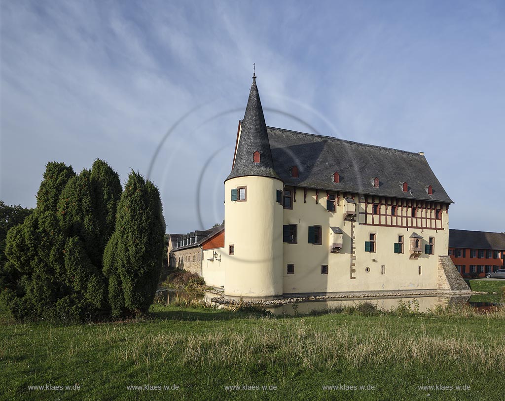 Zuelpich-Langendorf, Burg Langendorf, eine der besterhaltenen Wasserburgen des Rheinlandes, deren Urspruenge in das 12./13. Jahrhundert zurueckreichen;  Zuelpich-Langendorf, castle Burg Langendorf.